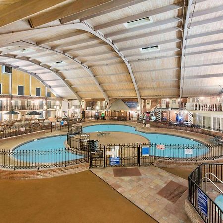 Howard Johnson By Wyndham Burlington Bagian luar foto