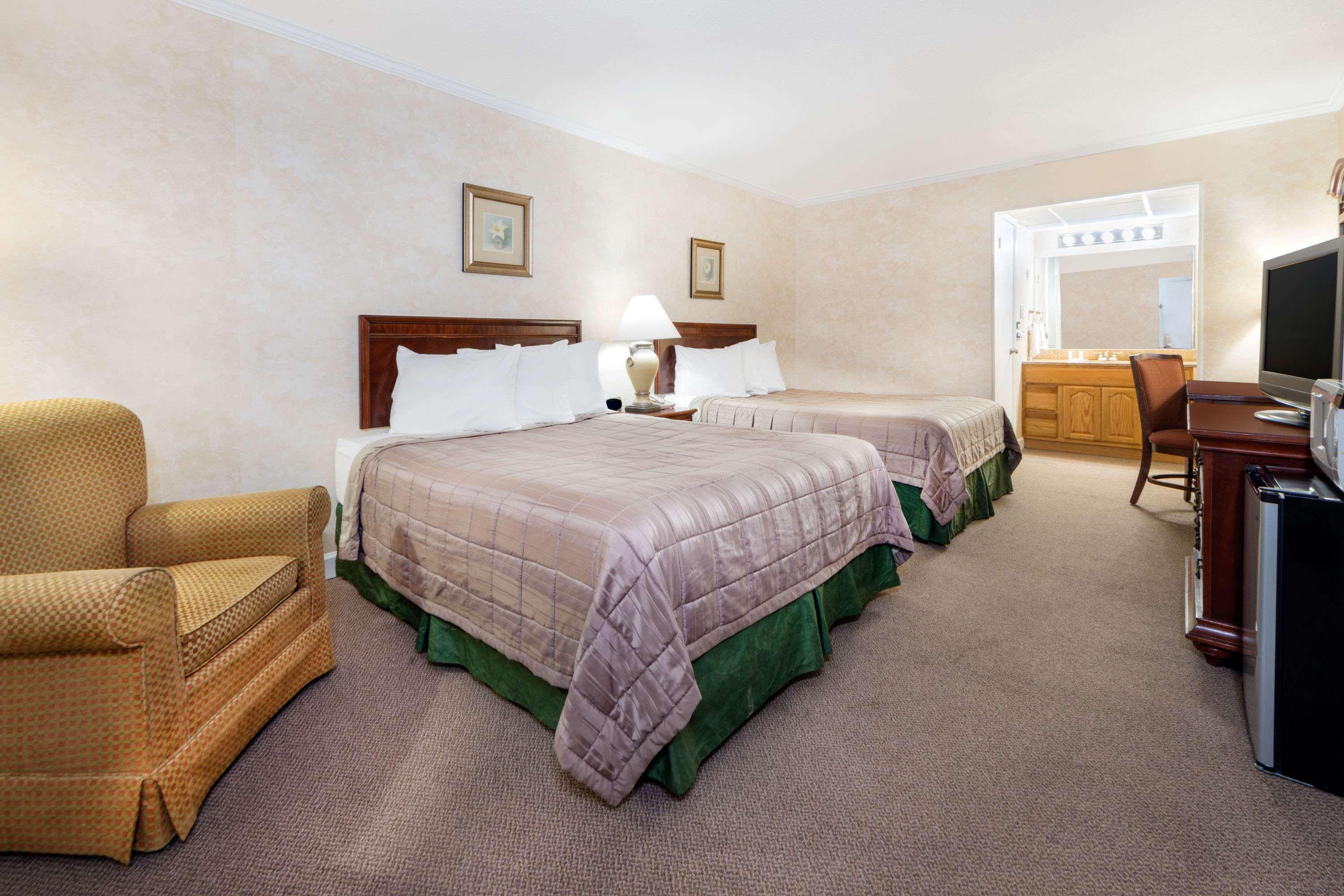 Howard Johnson By Wyndham Burlington Bagian luar foto