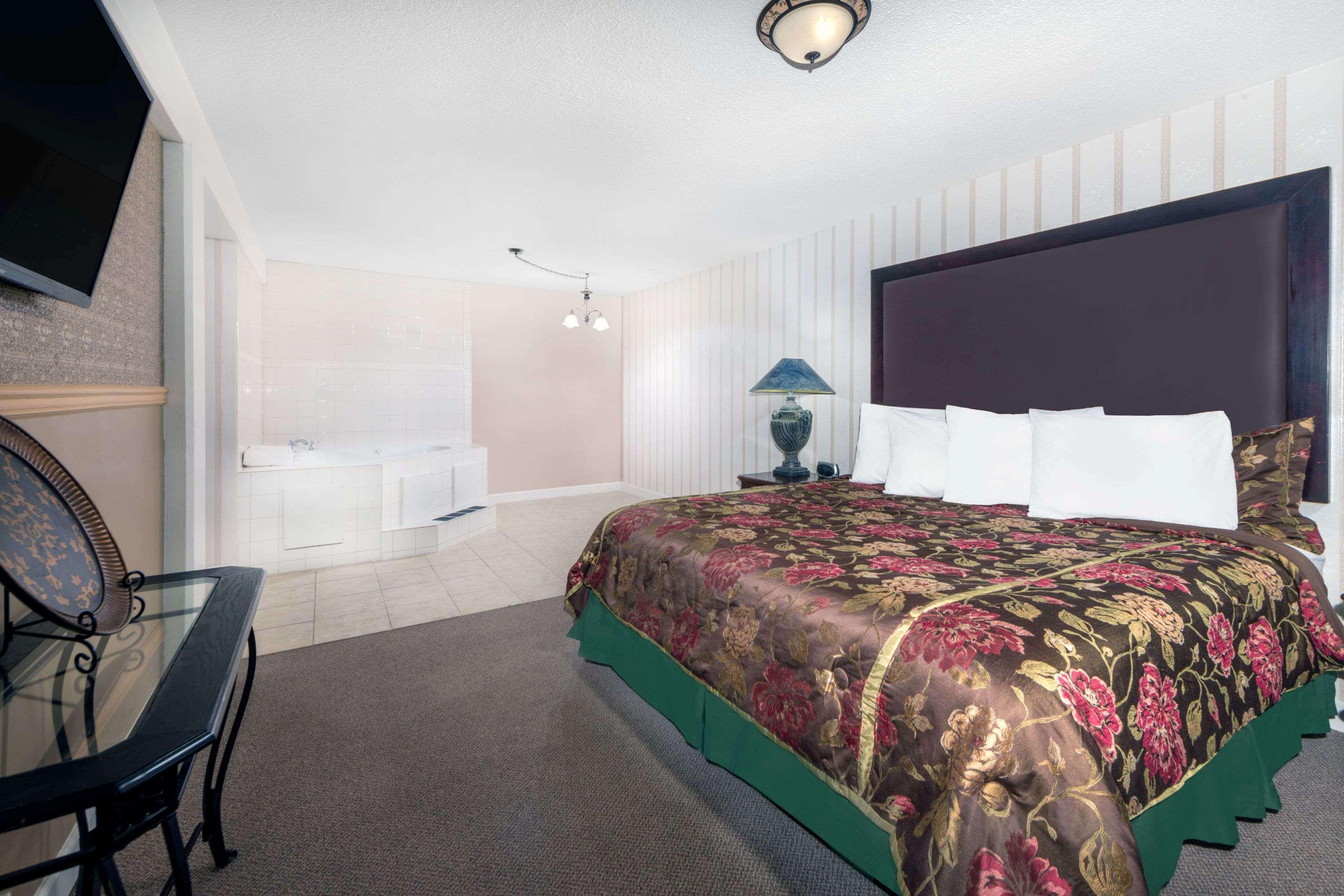 Howard Johnson By Wyndham Burlington Bagian luar foto