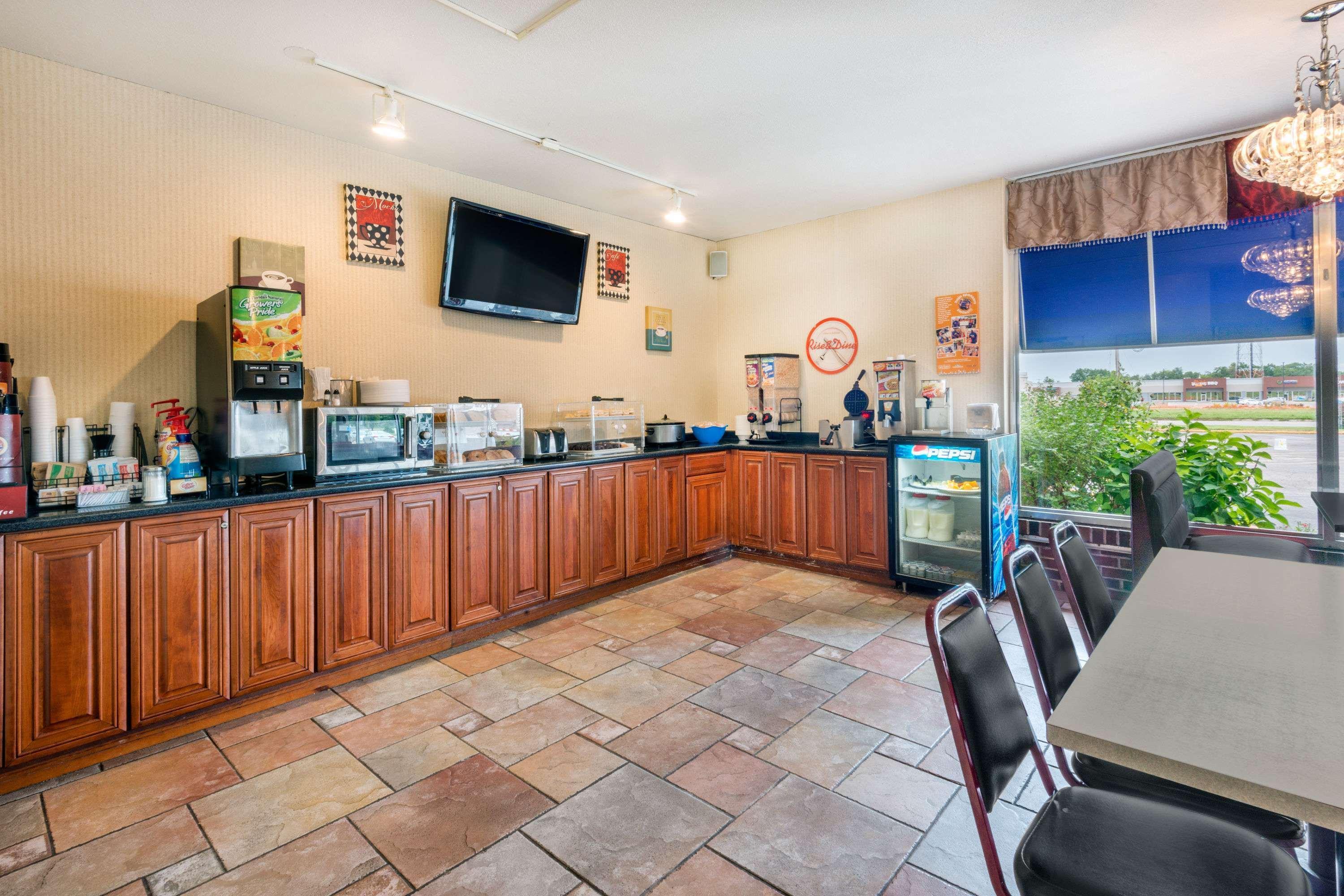 Howard Johnson By Wyndham Burlington Bagian luar foto