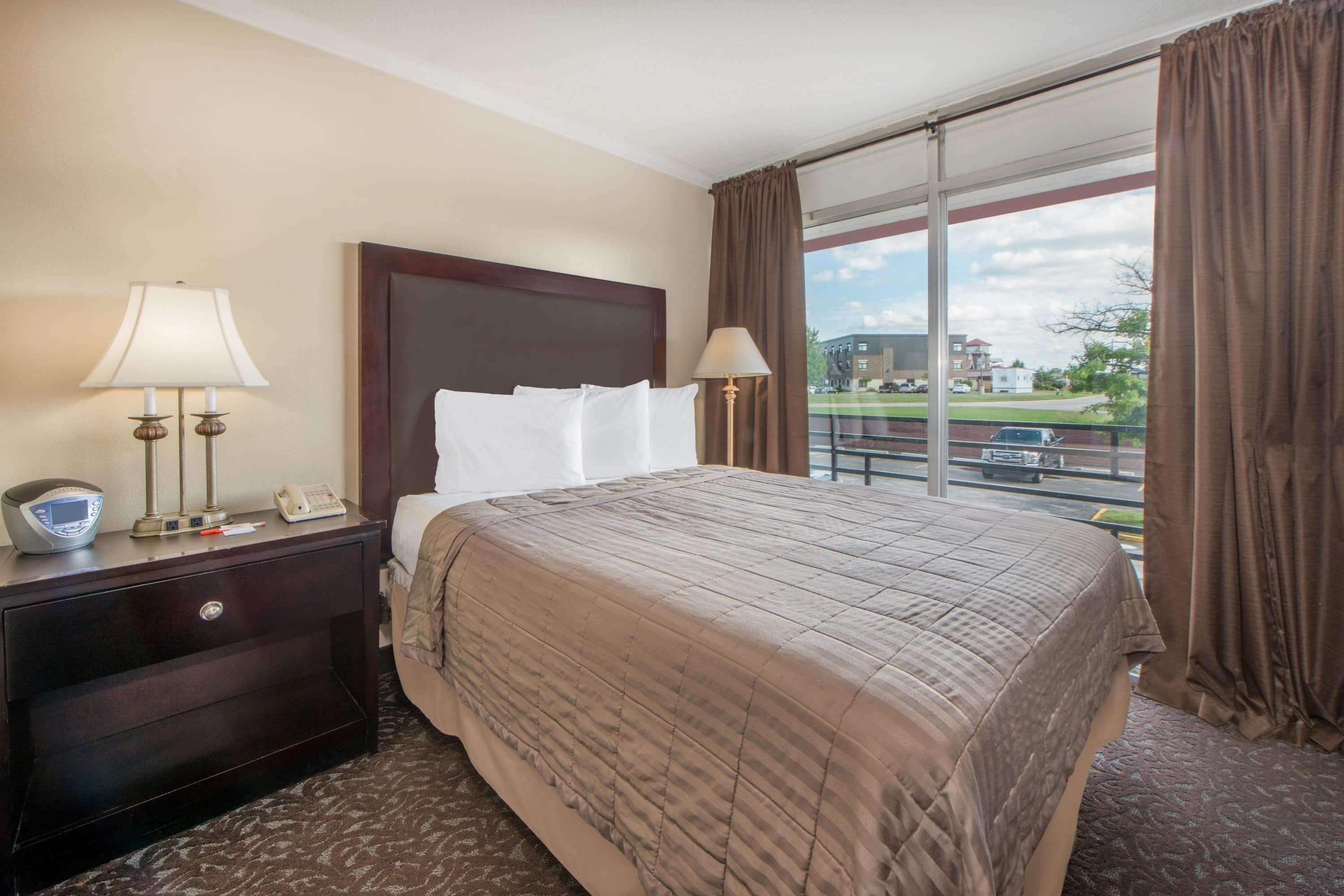 Howard Johnson By Wyndham Burlington Bagian luar foto