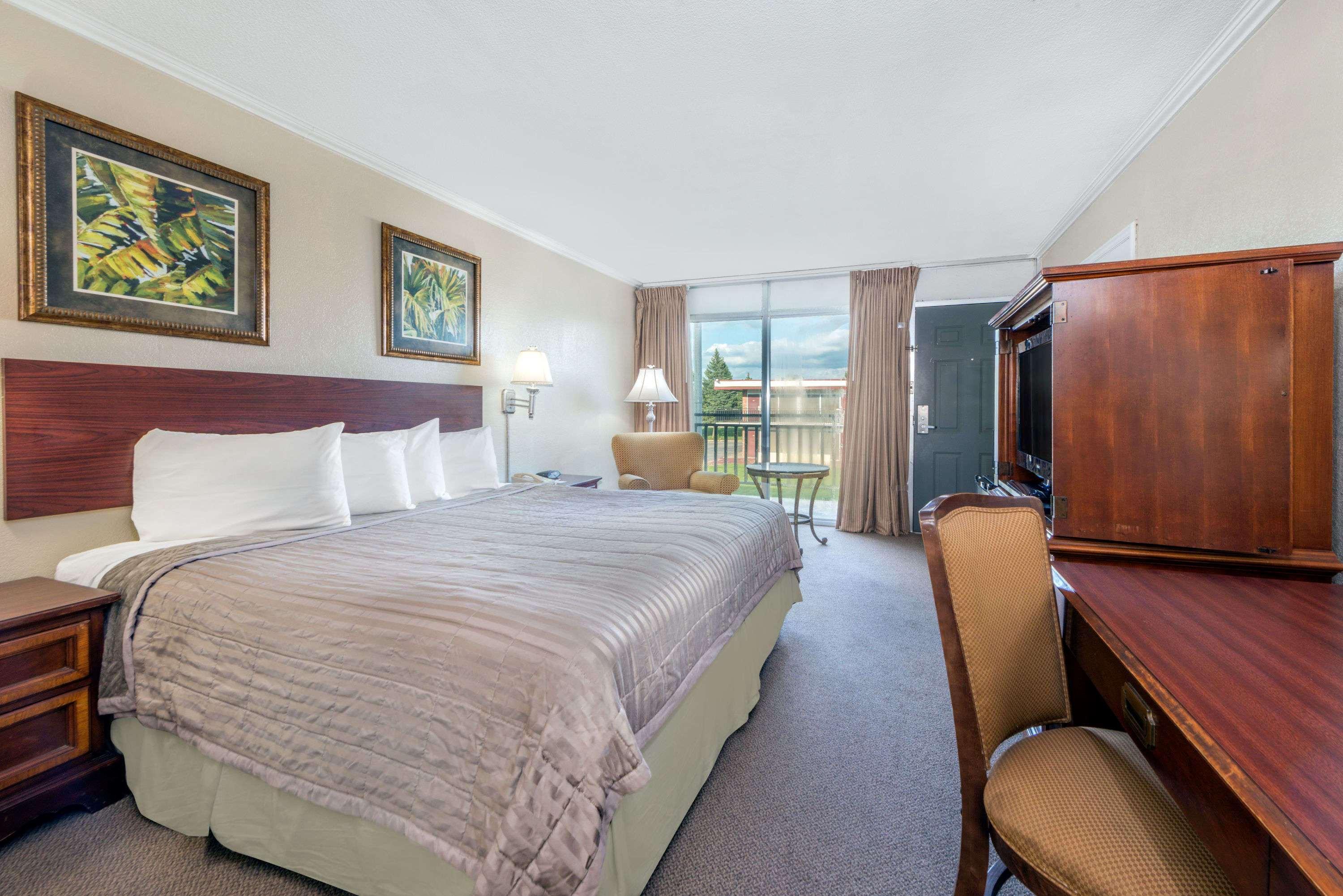 Howard Johnson By Wyndham Burlington Bagian luar foto