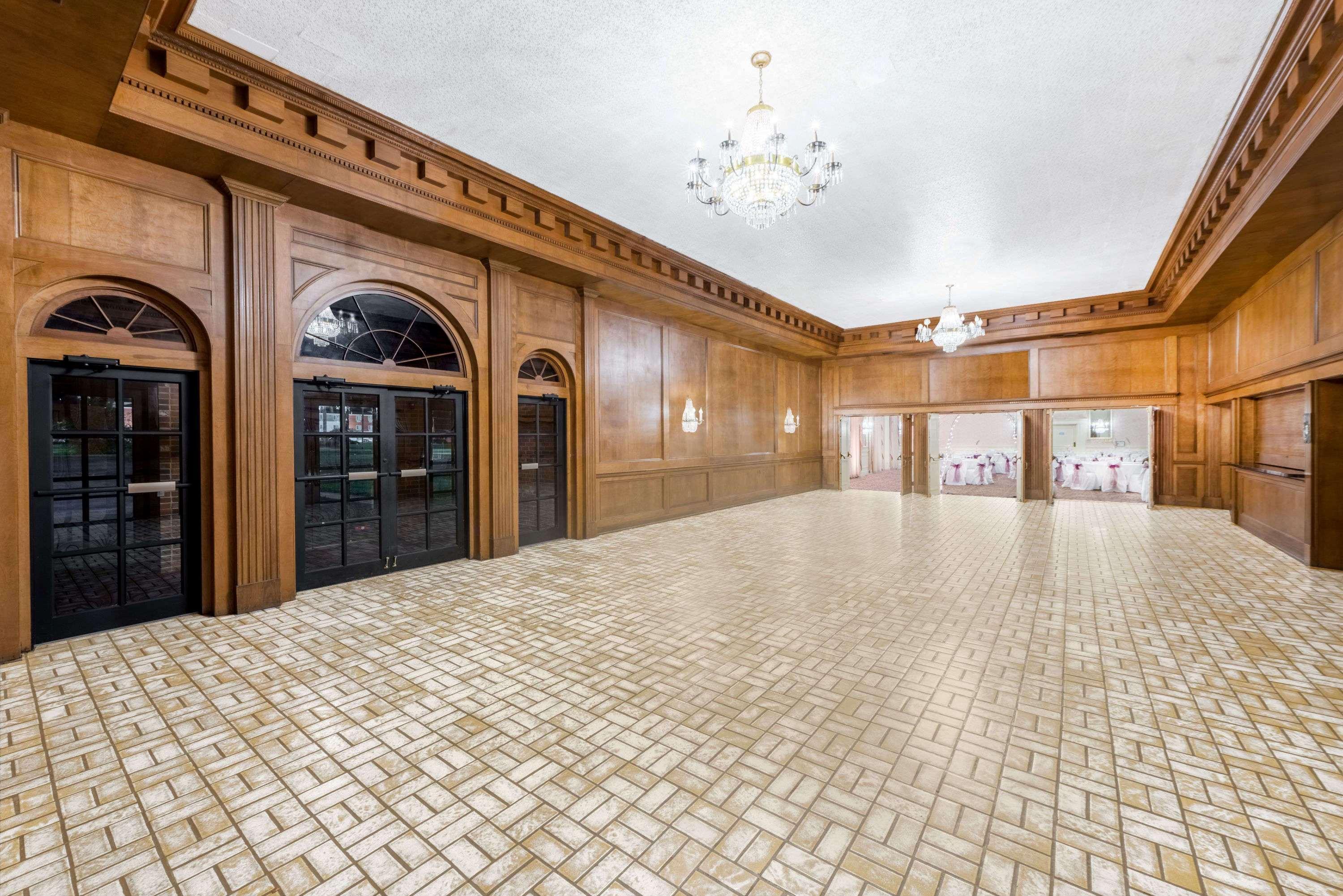 Howard Johnson By Wyndham Burlington Bagian luar foto
