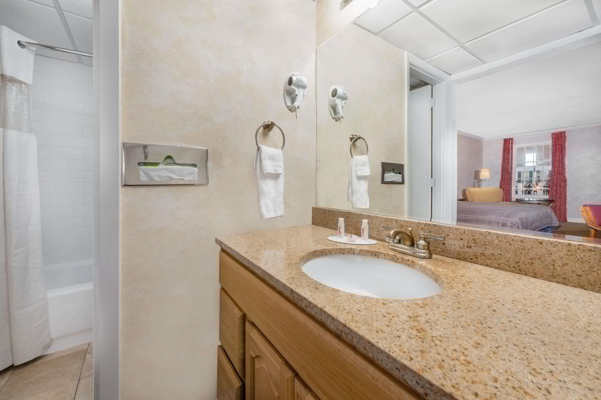 Howard Johnson By Wyndham Burlington Bagian luar foto