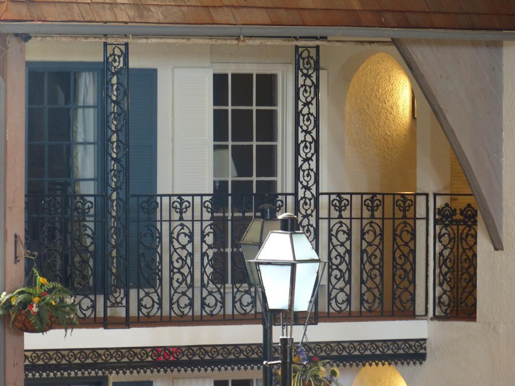 Howard Johnson By Wyndham Burlington Bagian luar foto