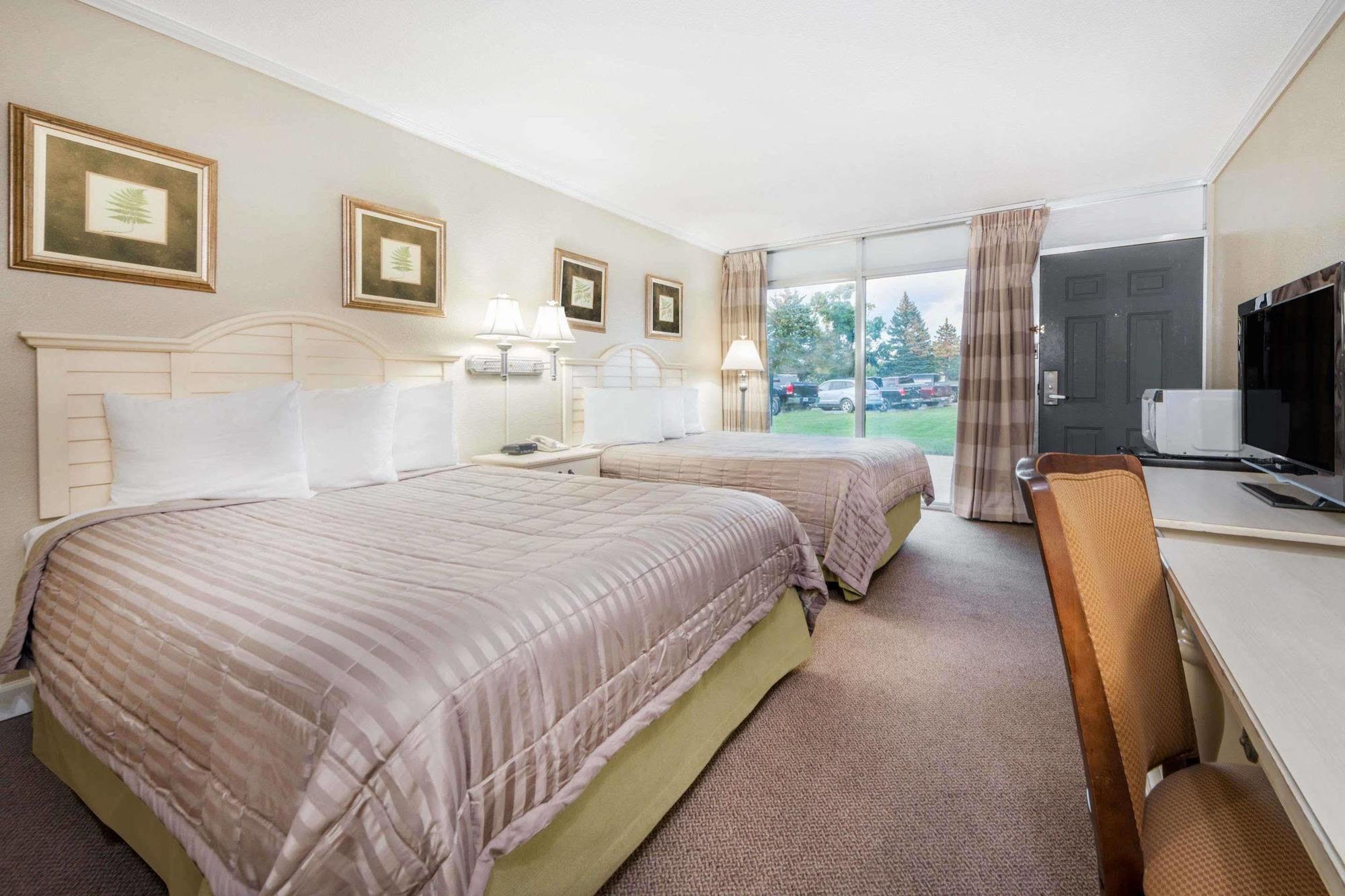 Howard Johnson By Wyndham Burlington Bagian luar foto