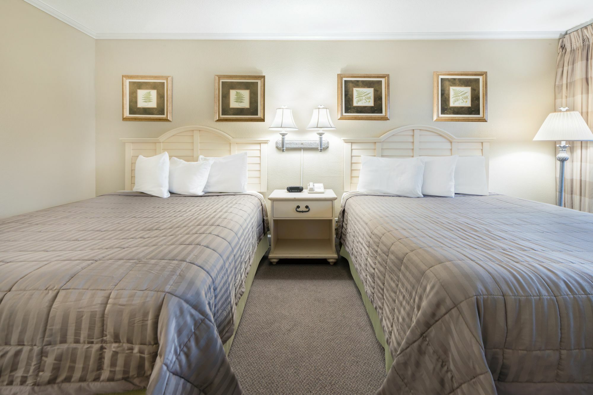 Howard Johnson By Wyndham Burlington Bagian luar foto